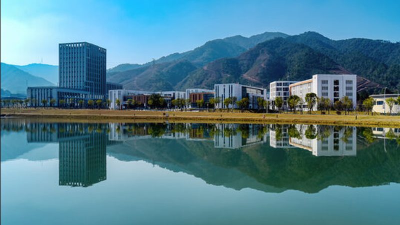 汽车电子代工厂家的技术实力是选择的重要标准。技术实力包括但不限于：